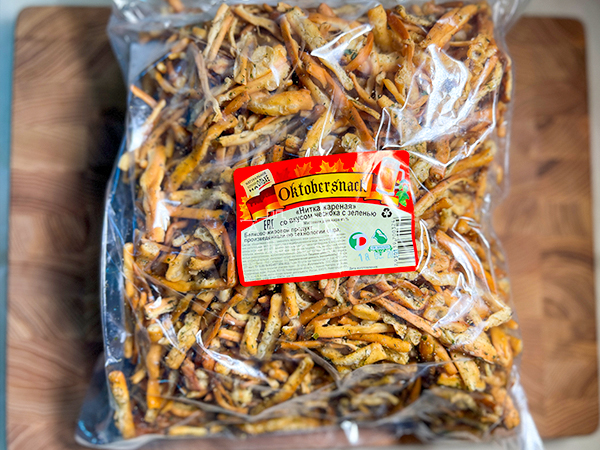 Нитка ЖАРЕНАЯ "Чеснок с зеленью" Oktobtersnak 1 кг (сырный продукт) в Майкопе